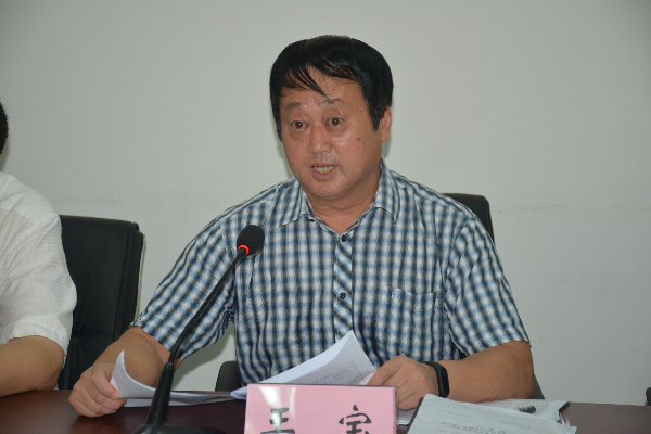 副局长王宝同志宣读局《关于坚持标本兼治推进以案促改工作方案》.JPG