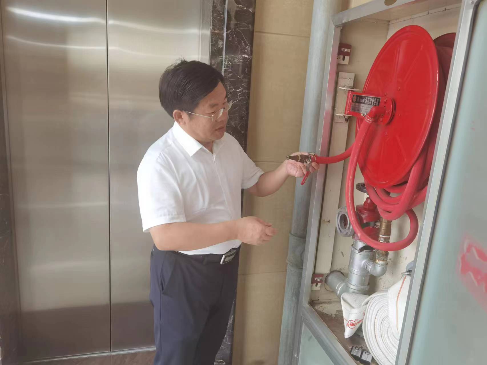 8.2张局长检查政府大楼消防设施.jpg